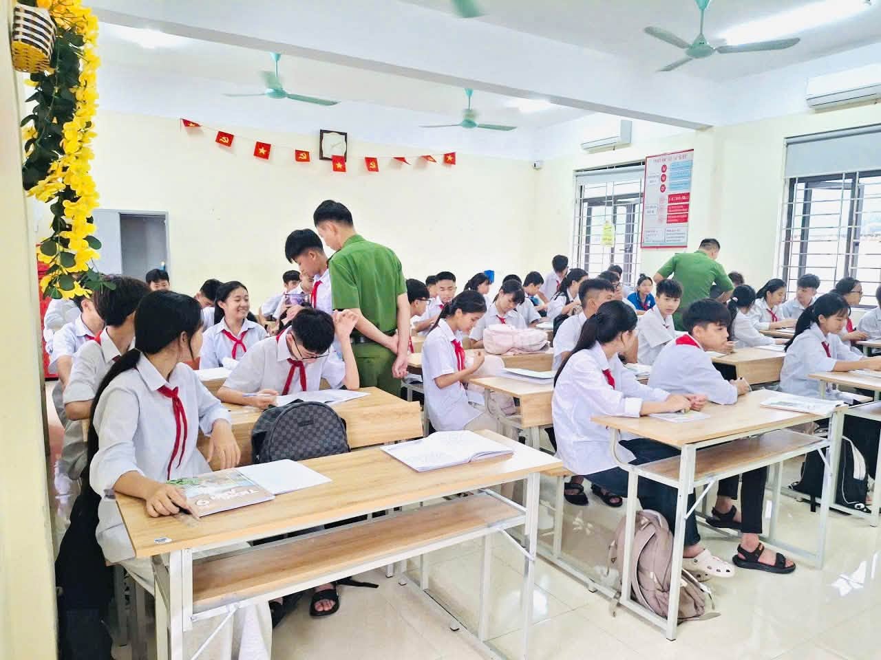 TRƯỜNG THCS YÊN SƠN PHỐI HỢP CÔNG AN PHƯỜNG YÊN SƠN TĂNG CƯỜNG BẢO ĐẢM AN TOÀN TRƯỜNG HỌC
