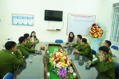 CÔNG AN PHƯỜNG YÊN SƠN PHỐI HỢP VỚI TRƯỜNG THCS YÊN SƠN TỔ CHỨC KIỂM TRA ĐỘT XUẤT ĐỒ DÙNG HỌC TẬP CỦA HỌC SINH